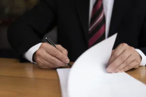 hombre negocios irreconocible escribiendo vista frontal 1030x687 1