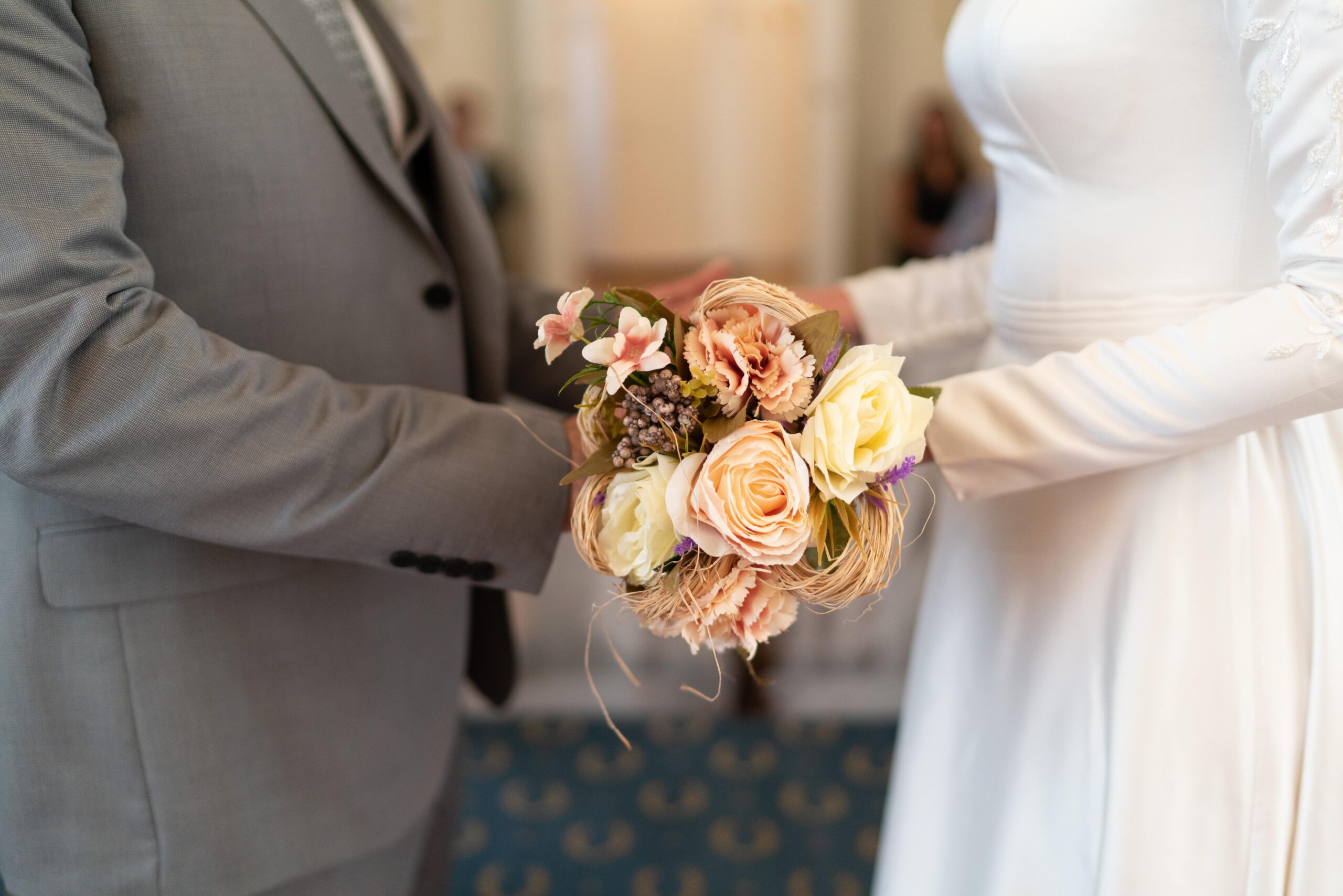 Visa de Residente Permanente en calidad de casado con panameño o panameña 21 the bride and groom are holding the flowers 2023 11 27 04 57 20 utc min scaled